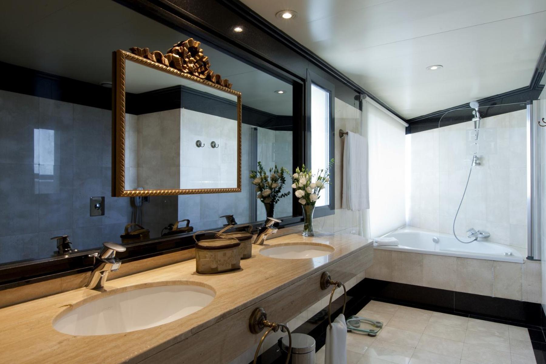 Superior City View,779853909:JPEG